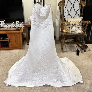David's Bridal White Embroidered Wedding Dress